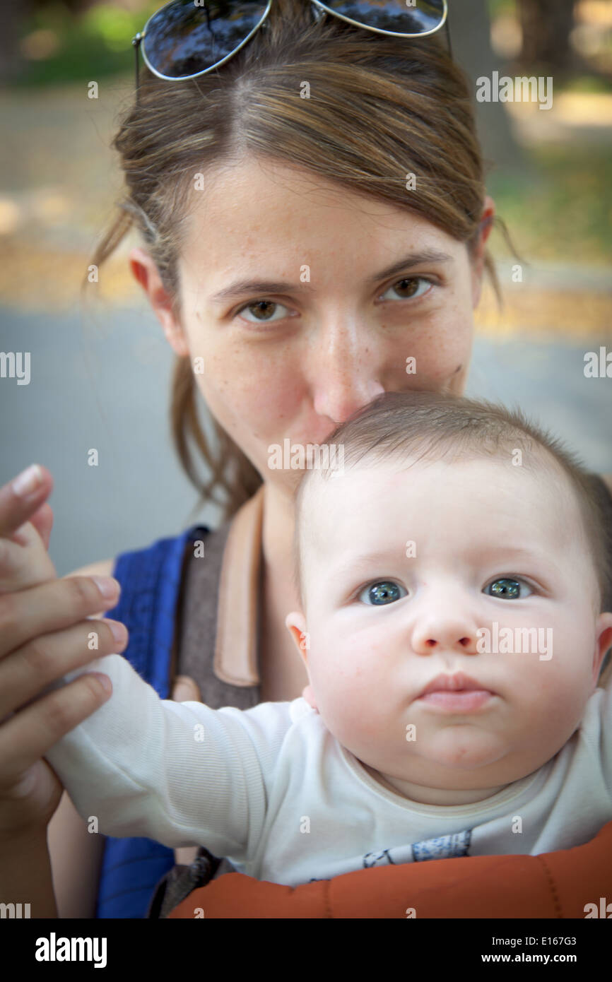 Frau küssen auf den Kopf von ihr Baby boy Stockfoto
