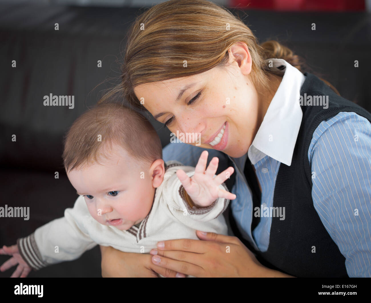 Frau spielt mit ihrem Baby Stockfoto