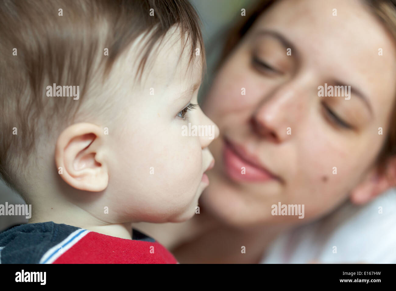 Nahaufnahme einer Frau küssen ihren Sohn Stockfoto