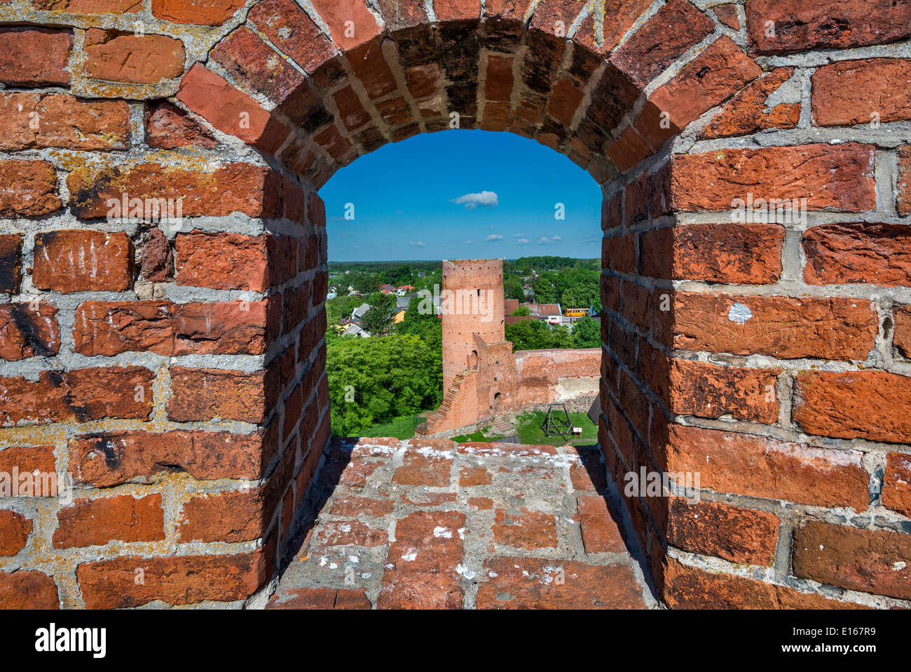 Westturm durchschaut Scharte am Südturm des mittelalterlichen Masowien Prinzen Schloss in der Nähe von Dorf Czersk, Masowien, Polen Stockfoto