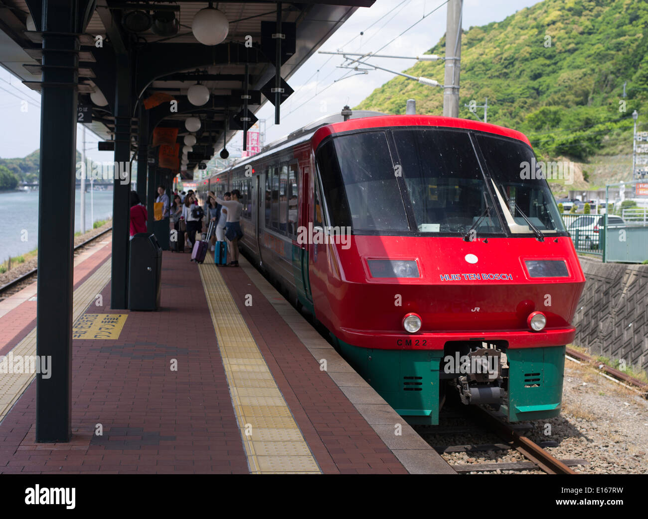 JR-Express-Zug kommt in Huis Ten Bosch, ein Themenpark in Sasebo, Nagasaki, Japan. Niederlande und niederländische Gebäude rekonstruiert. Stockfoto