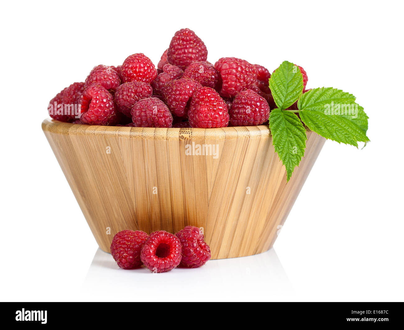 Frische Himbeeren in Holzschale auf weißem Hintergrund Stockfoto