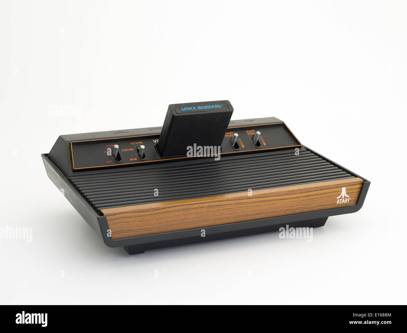 Atari 2600 Videospielkonsole Atari VCS Video Computer System mit Space Invaders Spiel klassische 80er Kinderspielzeug Stockfoto