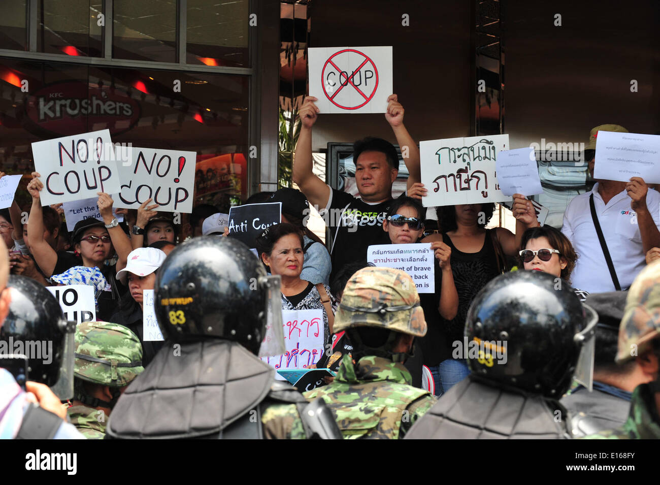 Bangkok, Thailand. 24. Mai 2014. Menschen besuchen einen Anti-Putsch-Protest vor einem Einkaufszentrum in Bangkok, Thailand, 24. Mai 2014. Das thailändische Militär am Donnerstag inszenierte einen Staatsstreich um eine gewählte Regierung und Parlament zu stürzen und Abschaffung der Verfassung nach Monaten eines ungelösten politischen Konflikts. Bildnachweis: Rachen Sageamsak/Xinhua/Alamy Live-Nachrichten Stockfoto