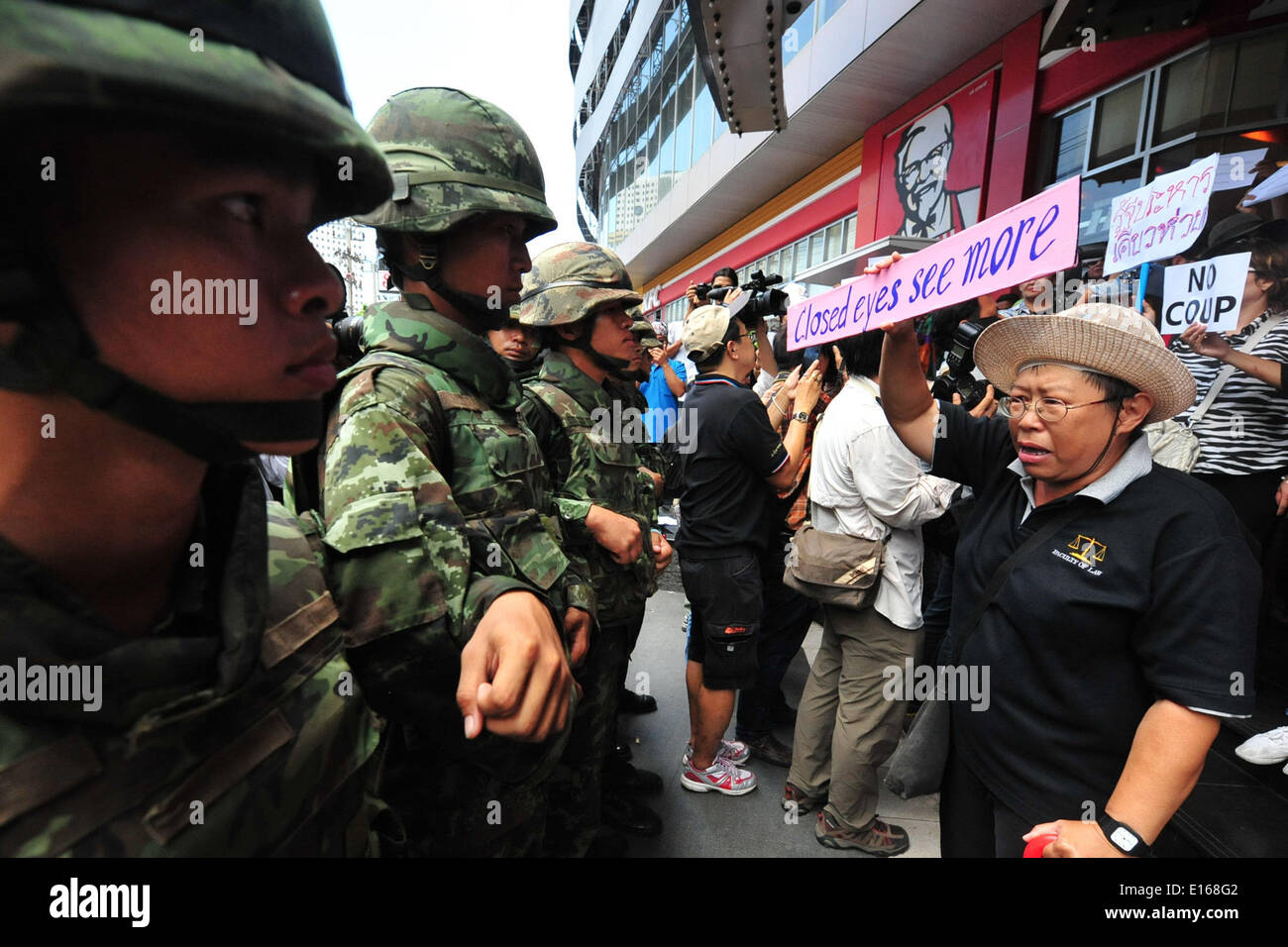 Bangkok, Thailand. 24. Mai 2014. Menschen besuchen einen Anti-Putsch-Protest vor einem Einkaufszentrum in Bangkok, Thailand, 24. Mai 2014. Das thailändische Militär am Donnerstag inszenierte einen Staatsstreich um eine gewählte Regierung und Parlament zu stürzen und Abschaffung der Verfassung nach Monaten eines ungelösten politischen Konflikts. Bildnachweis: Rachen Sageamsak/Xinhua/Alamy Live-Nachrichten Stockfoto