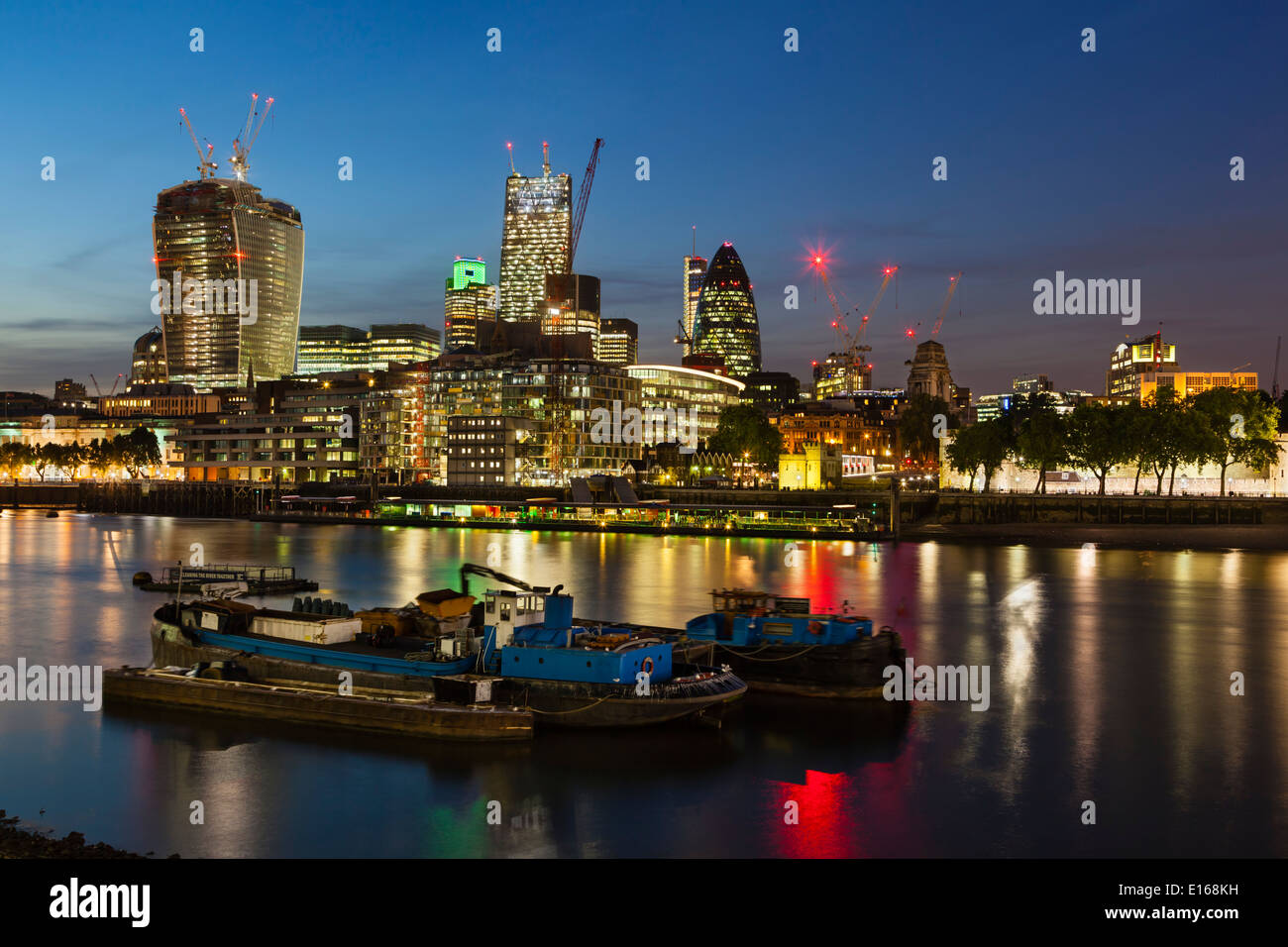 Nachtansicht auf der Themse in London, die Stadt mit mehreren neuen Wolkenkratzer Stockfoto