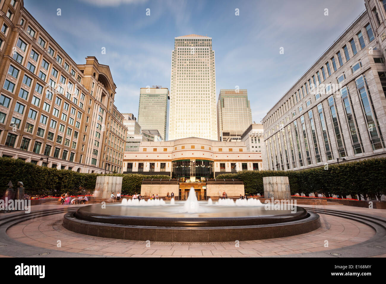 Cabot Square in das moderne Canary Wharf-Viertel mit seinen Banken und Wolkenkratzer als Langzeitbelichtung Schuss Stockfoto