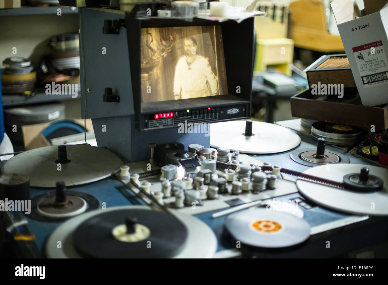 Steenbeck Maschine spielen alte Schwarz-Weiß-Filme bearbeiten Stockfoto