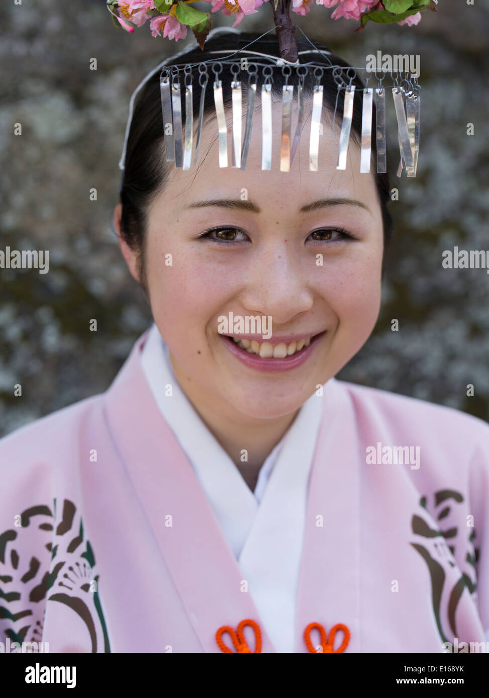 Miko der Touzan Schrein beim Tousosai Festival. Arita, Saga Präfektur Japan. Stockfoto