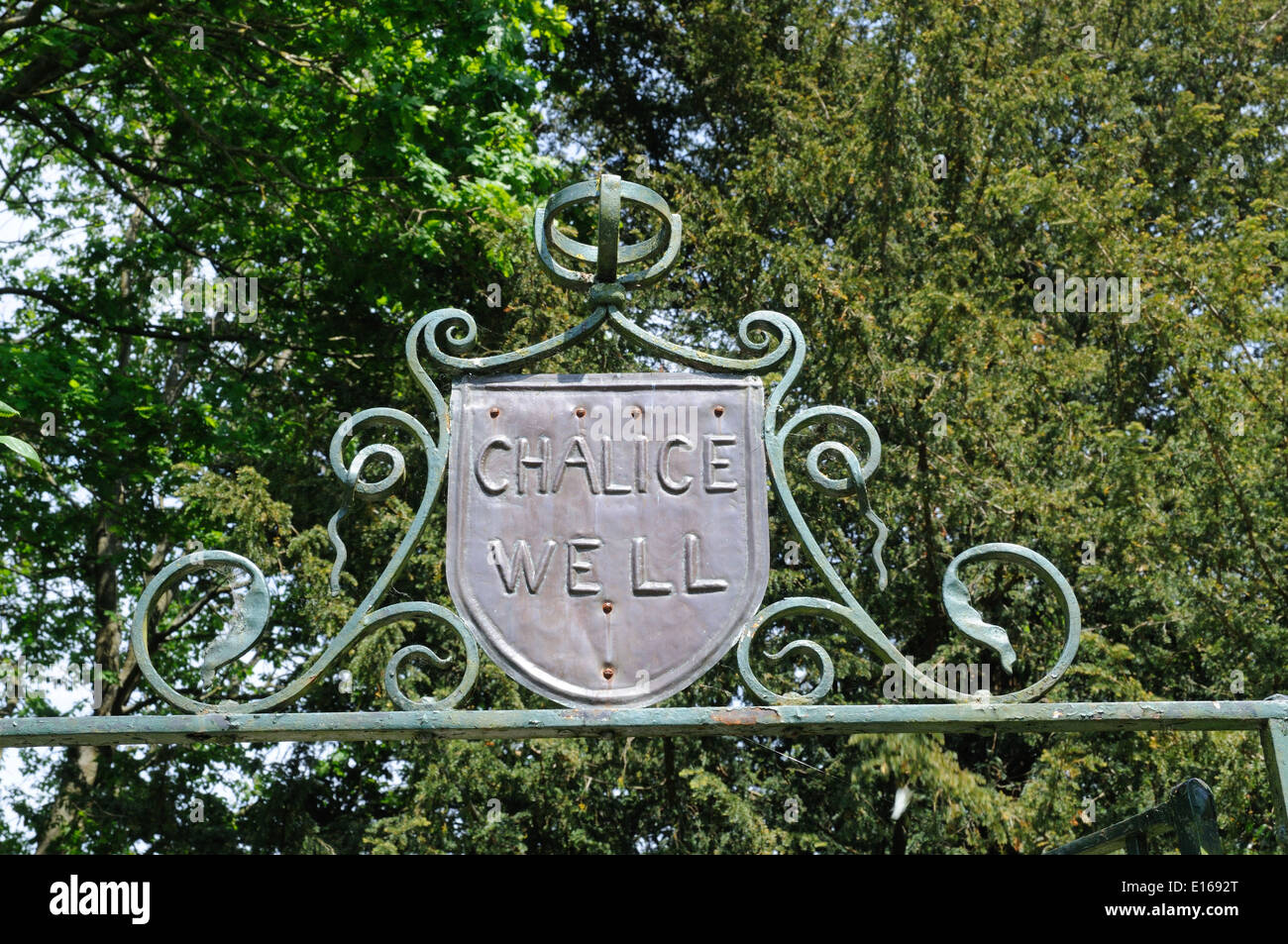 Melden Sie sich über dem Tor zum Kelch auch Kelch Gärten Vale of Avalon Glastonbury England UK GB Stockfoto