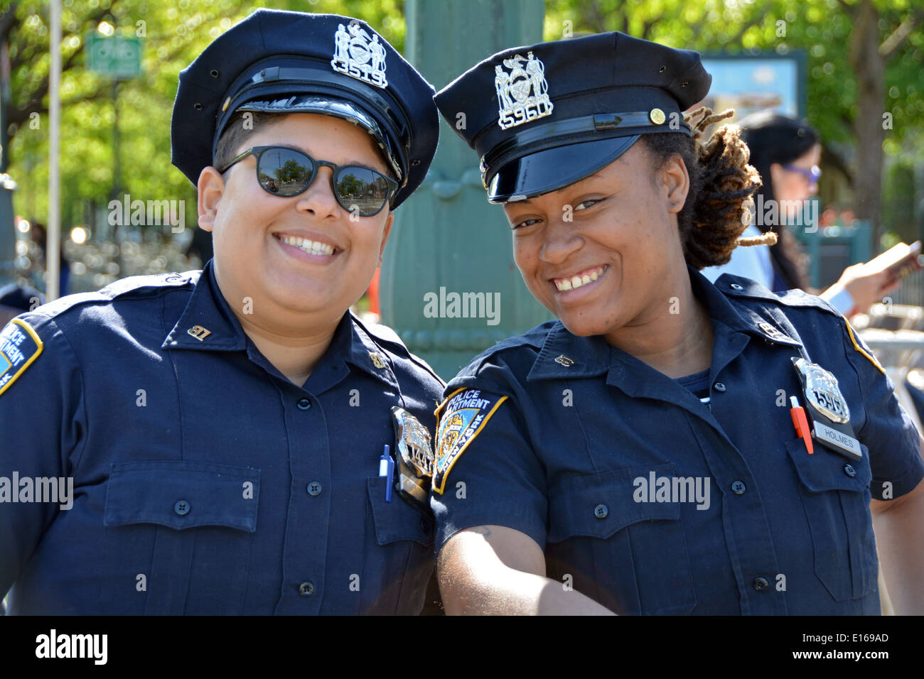 Porträt von 2 New York City Polizist Polizistinnen bei der Verzögerung B'Omer Parade in Crown Heights, Brooklyn, New York City. Stockfoto