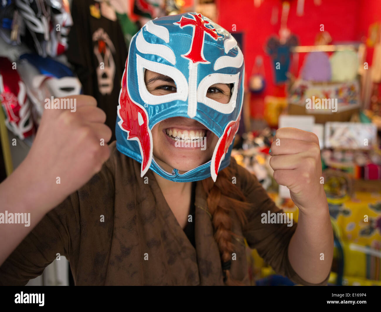 Mexikanische Wrestling Masken zum Verkauf an Tope eine mexikanische waren Lagern in Kosetsu Ichiba Market aus Kokusai Street, Naha City. Stockfoto