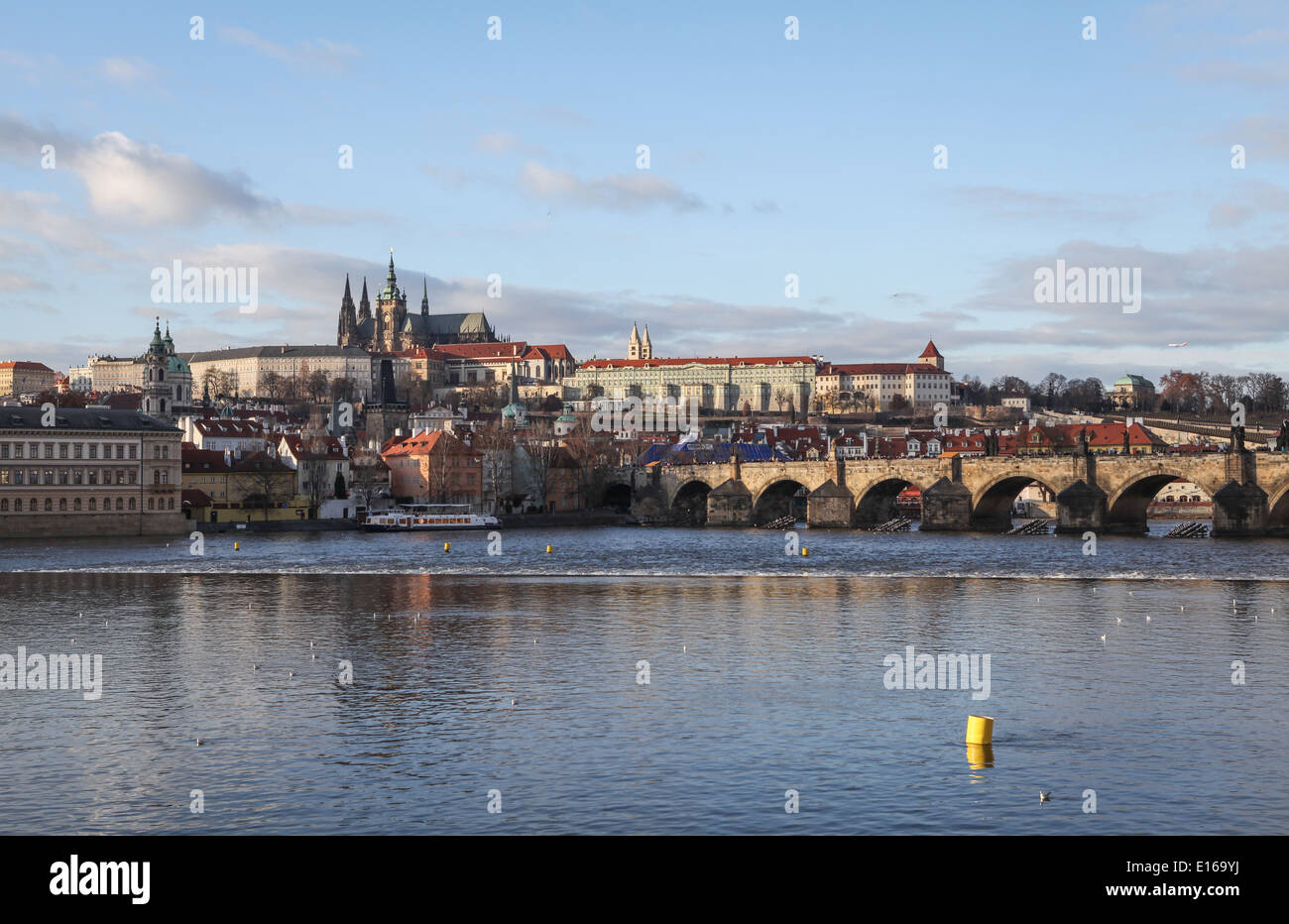 Prager Burg Hradschin und überfüllten Karlsbrücke über die Moldau in Prag, Tschechien. Stockfoto