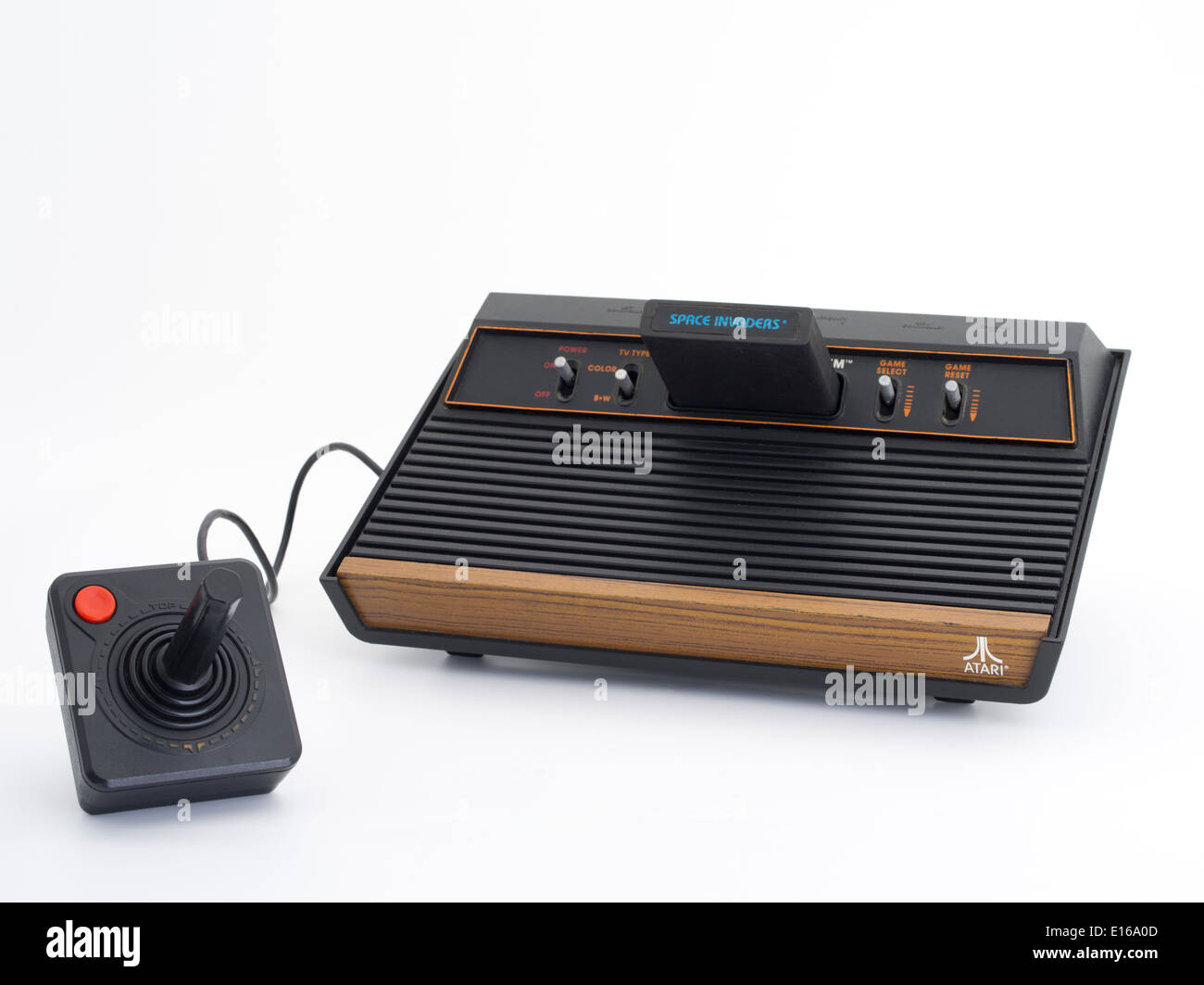 Atari 2600 ist eine Spielkonsole Atari VCS Video Computer System mit Space Invaders Spiel und joystick Stockfoto
