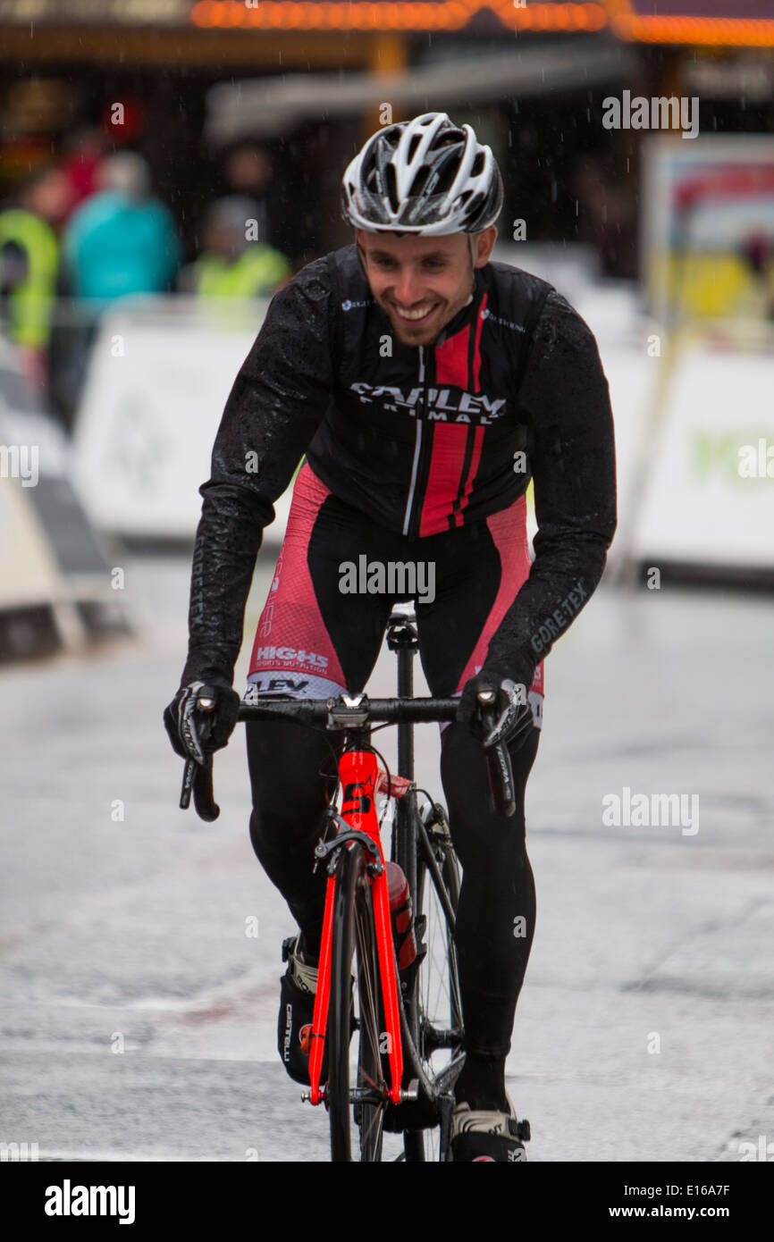 Ein Fahrer aus dem Starley ur Pro Cycling Team wärmt vor der Pearl Izumi Tour Serie Runde 4 in Aberystwyth, Großbritannien Stockfoto