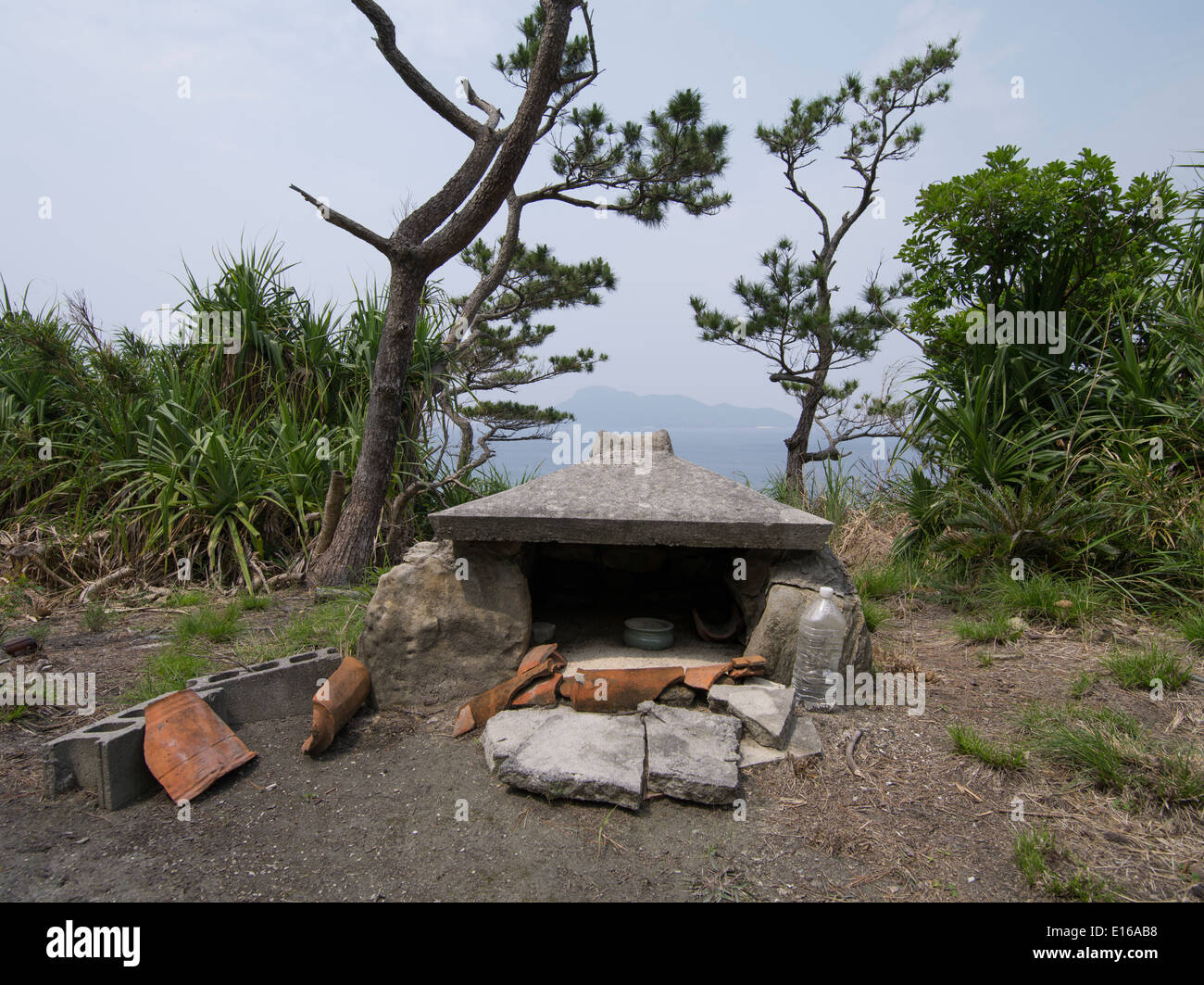 Kleiner Schrein für Ahnenkult Aka Insel (Jima) Kerama Inseln, Okinawa, Japan Stockfoto