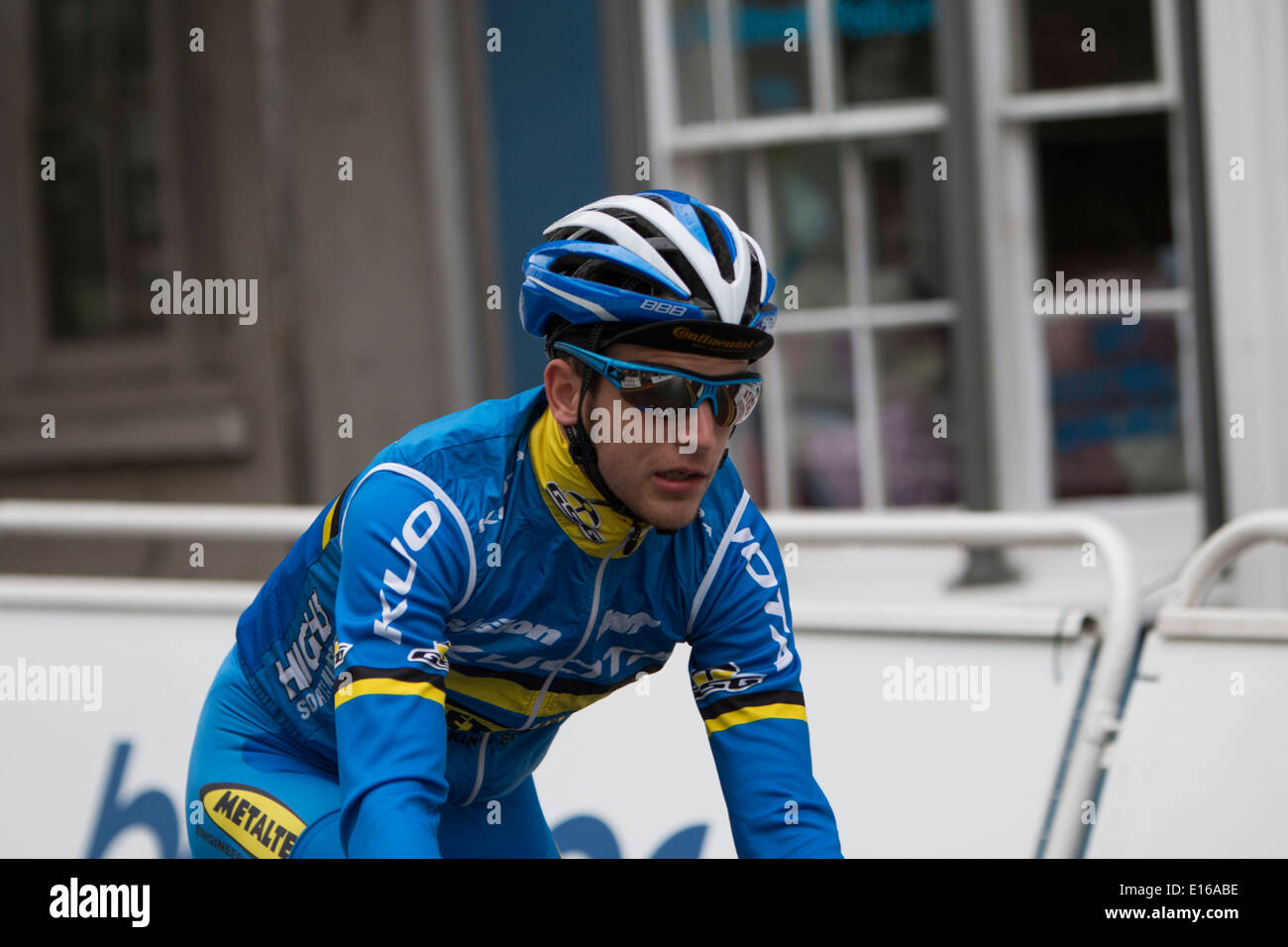 Ein Fahrer vom Team Metaltek-Kuota wärmt vor der Pearl Izumi Tour Serie Runde 4 in Aberystwyth, Großbritannien Stockfoto