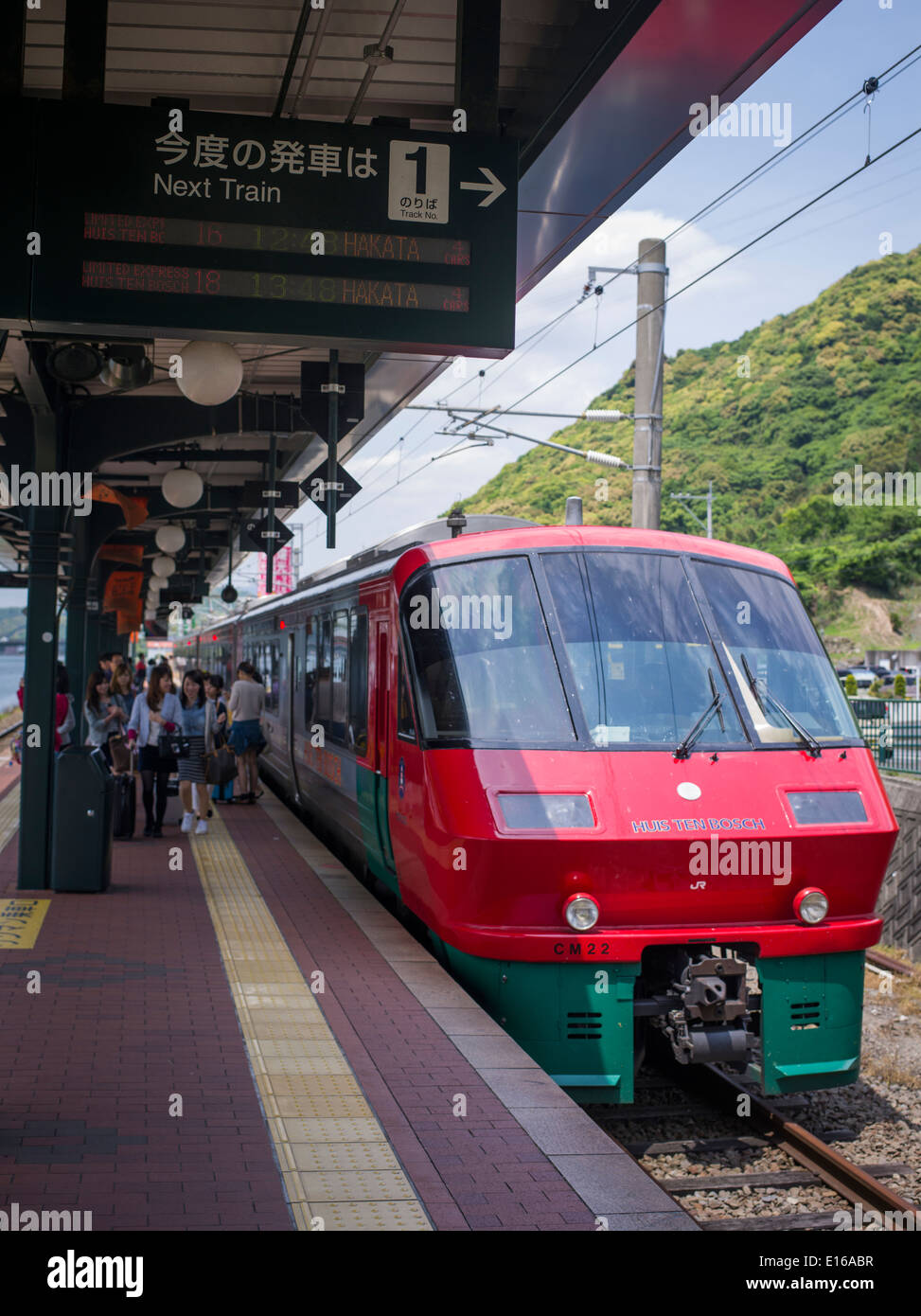 JR-Express-Zug kommt in Huis Ten Bosch, ein Themenpark in Sasebo, Nagasaki, Japan. Niederlande und niederländische Gebäude rekonstruiert. Stockfoto