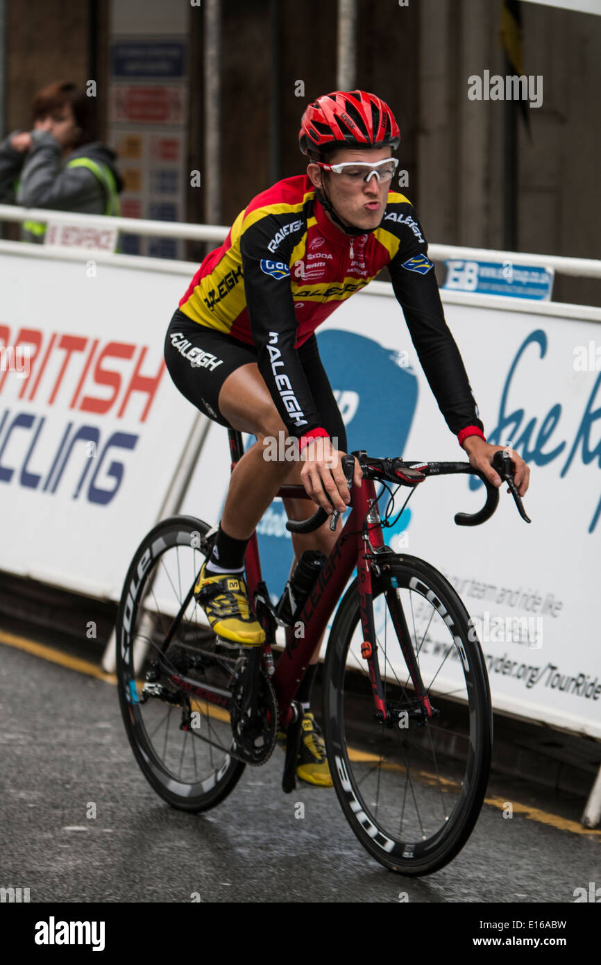 Ein Fahrer vom Team Raleigh wärmt vor der Pearl Izumi Tour Serie Runde 4 in Aberystwyth, Großbritannien Stockfoto