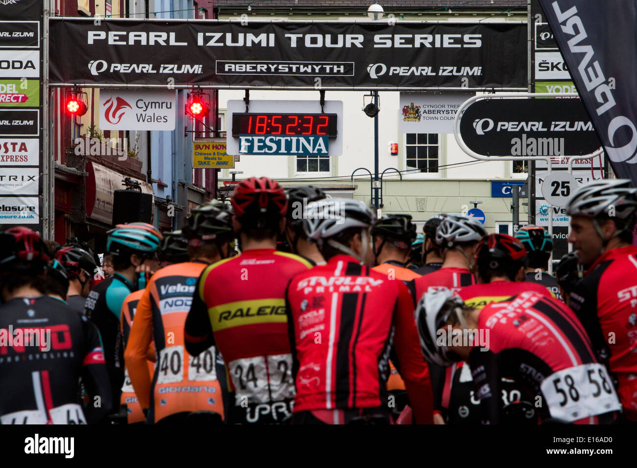 Die Reiter sammeln an der Startlinie vor der Pearl Izumi Tour Serie Runde 4 Rennen in Aberystwyth, Großbritannien Stockfoto