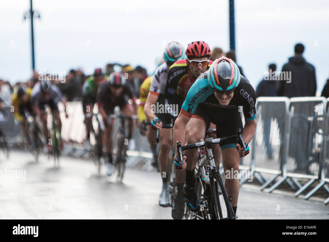 Tom Scully Madison Genesis führt die Verfolgergruppe in der Pearl Izumi Tour Serie Runde 4 in Aberystwyth, Großbritannien Stockfoto