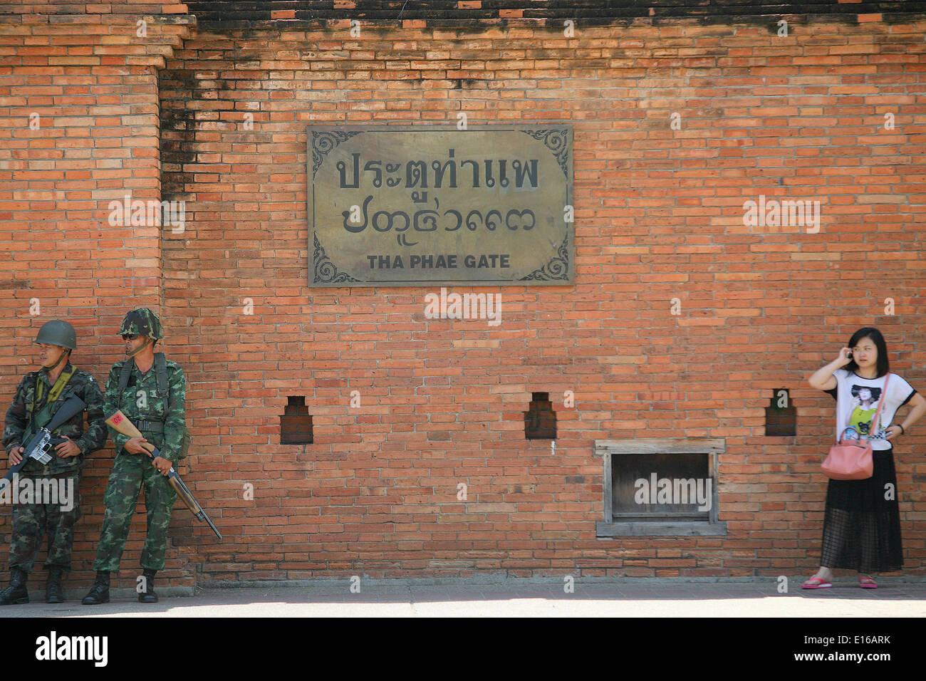 Chiang Mai, Thailand. 24. Mai 2014. Thailändische Soldaten der 7. Infanterie-Division halten Wache im Herzen der Stadt Chiang Mai. Am 22. Mai 2014 übernahm der thailändischen Armee unter Führung von General Prayuth Chan-Ocha Kontrolle über das Königreich durch einen Militärputsch. Chiang Mai ist bekannt, das Kernland der Rothemden oder Thaksin-Anhänger werden. Bildnachweis: Rohan Radheya/ZUMAPRESS.com/Alamy Live-Nachrichten Stockfoto