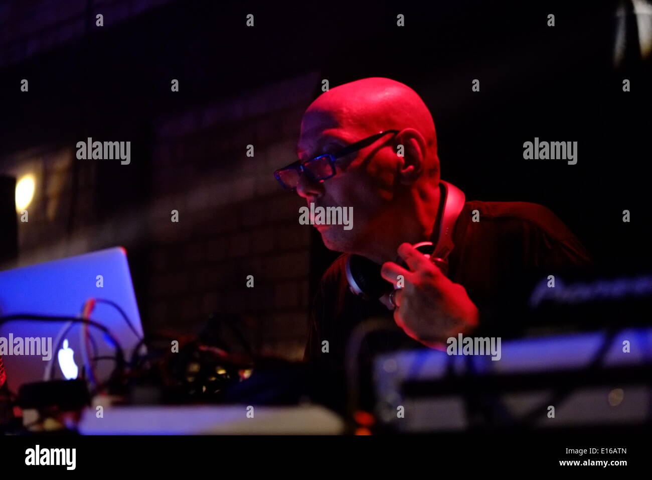 London, UK. 23. Mai 2014. Nicky Siano, der DJ im Studio 54 und die Galerie war, spielte eine einmalige Veranstaltung in East London hosted by Daniel Lismore und der letzte Dienstag Gesellschaft. Bildnachweis: Rachel Megawhat/Alamy Live-Nachrichten Stockfoto