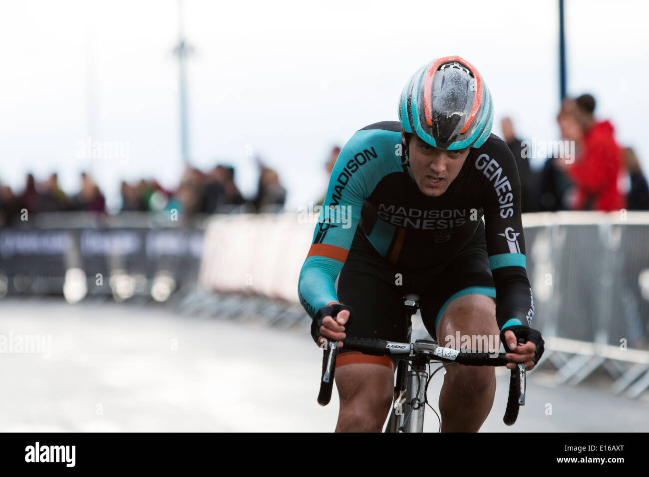 Ein Fahrer aus dem Team Madison Genesis in der Pearl Izumi Tour Serie Runde 4 in Aberystwyth, Großbritannien Stockfoto