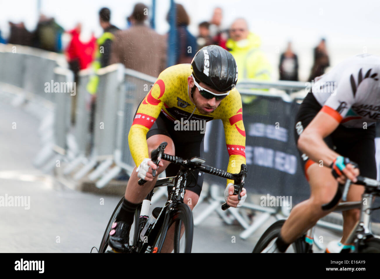 Einzelsieger der Runde 4 der Baureihe Pearl Izumi Tour in Aberystwyth, Felix Englisch des Rapha Condor JLT Teams. Stockfoto