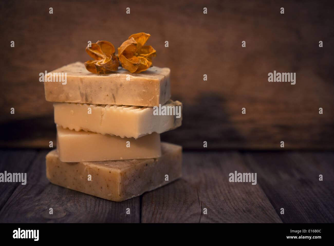 Handgemachte vegane Seife in ambient Einstellung für schwache Beleuchtung mit leere Kopie Raum. Stockfoto