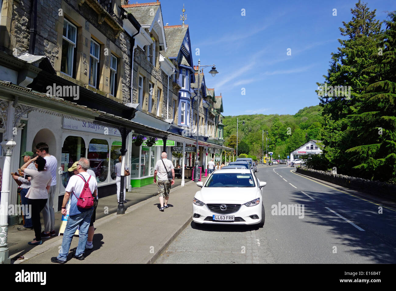 Reihe von Geschäften, Main Street, Grange-Over-Sands, Cumbria, England, UK Stockfoto