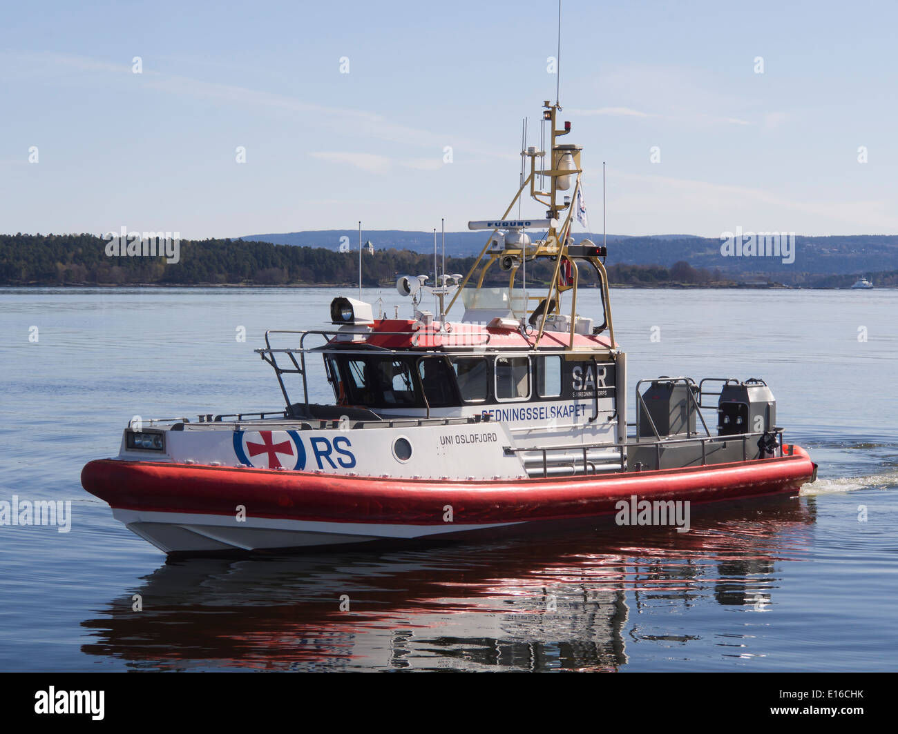 Angehören, die norwegische Gesellschaft für Seerettung Boot zu retten, hier an einem schönen Tag ohne Notfälle in den Oslo-Fjord im Leerlauf Stockfoto