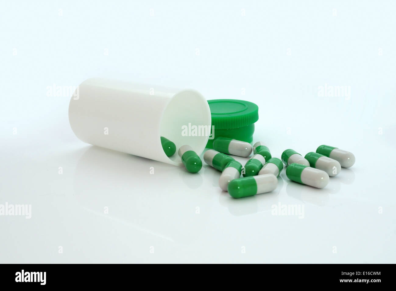 Grüne Pillen eine Pille Flasche auf weißem Hintergrund Stockfoto