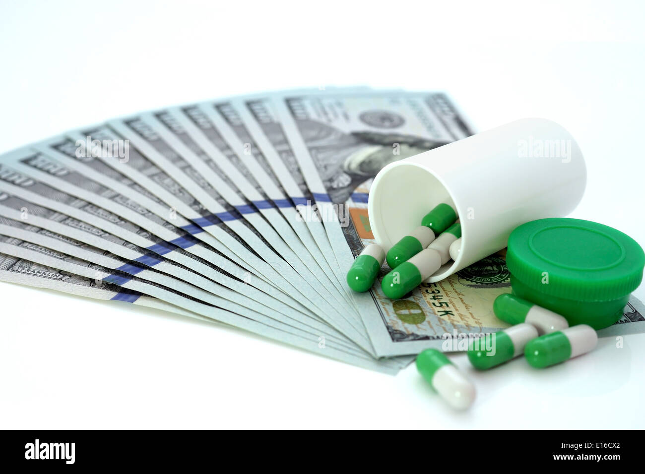 Medizinische Tabletten und US-Dollar. Kosten im Gesundheitswesen. Korruption in der Medizin. Stockfoto
