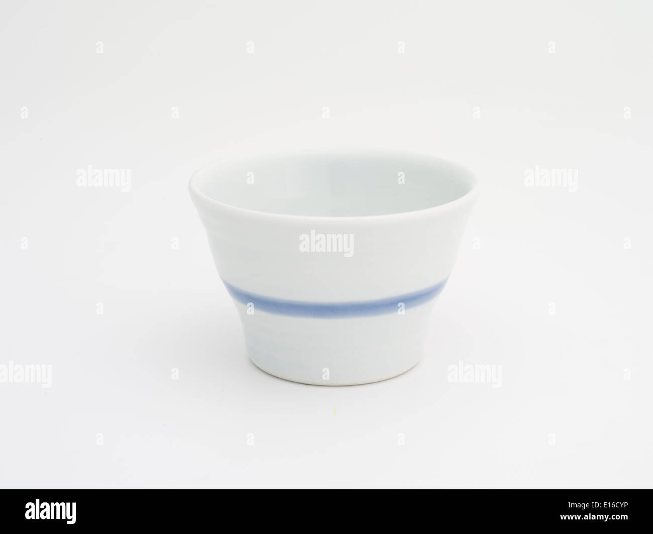 Einfache Sake-Cup auf Verkauf in Arita, Japan auf der Arita Keramik Messe für 100 Yen (US$ 1) Stockfoto