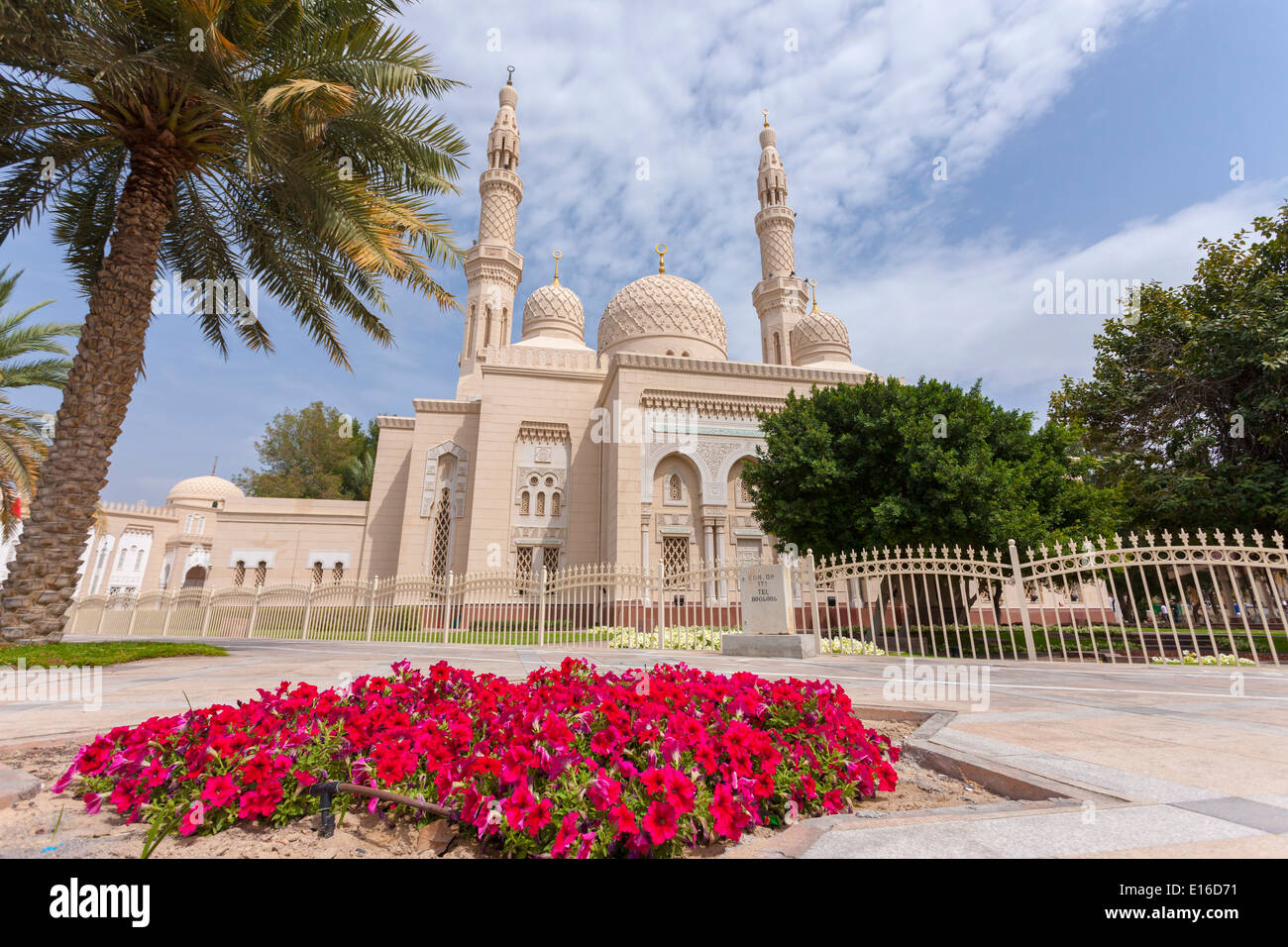 Jumeirah Moschee, ein herrliches Beispiel moderner islamischer Architektur, Dubai, Vereinigte Arabische Emirate Stockfoto