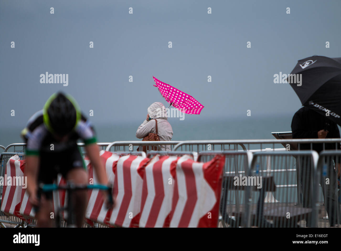 Aberystwyth, Großbritannien. 23. Mai 2014. Zuschauer & Fahrer kämpfen mit harten Wetterbedingungen während Aber Cyclefest, Aberystwyth, Großbritannien Credit: Jon Freeman/Alamy Live News Stockfoto