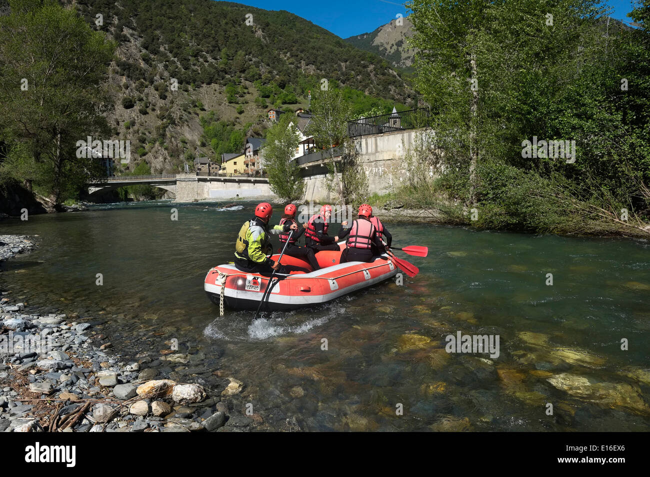 Wildwasser-rafting am Fluss Noguera Pallaresa in Naut Aran Aran-Tal Katalonien Spanien Stockfoto