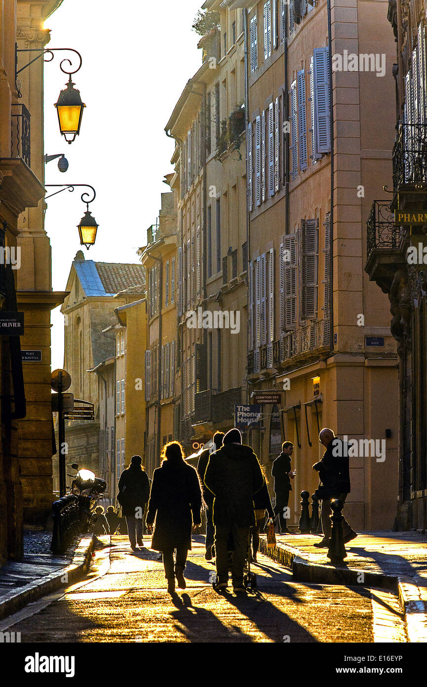 Europa, Frankreich, Bouches-du-Rhône, Aix-en-Provence. Passanten in einer Straße in der Abenddämmerung. Stockfoto
