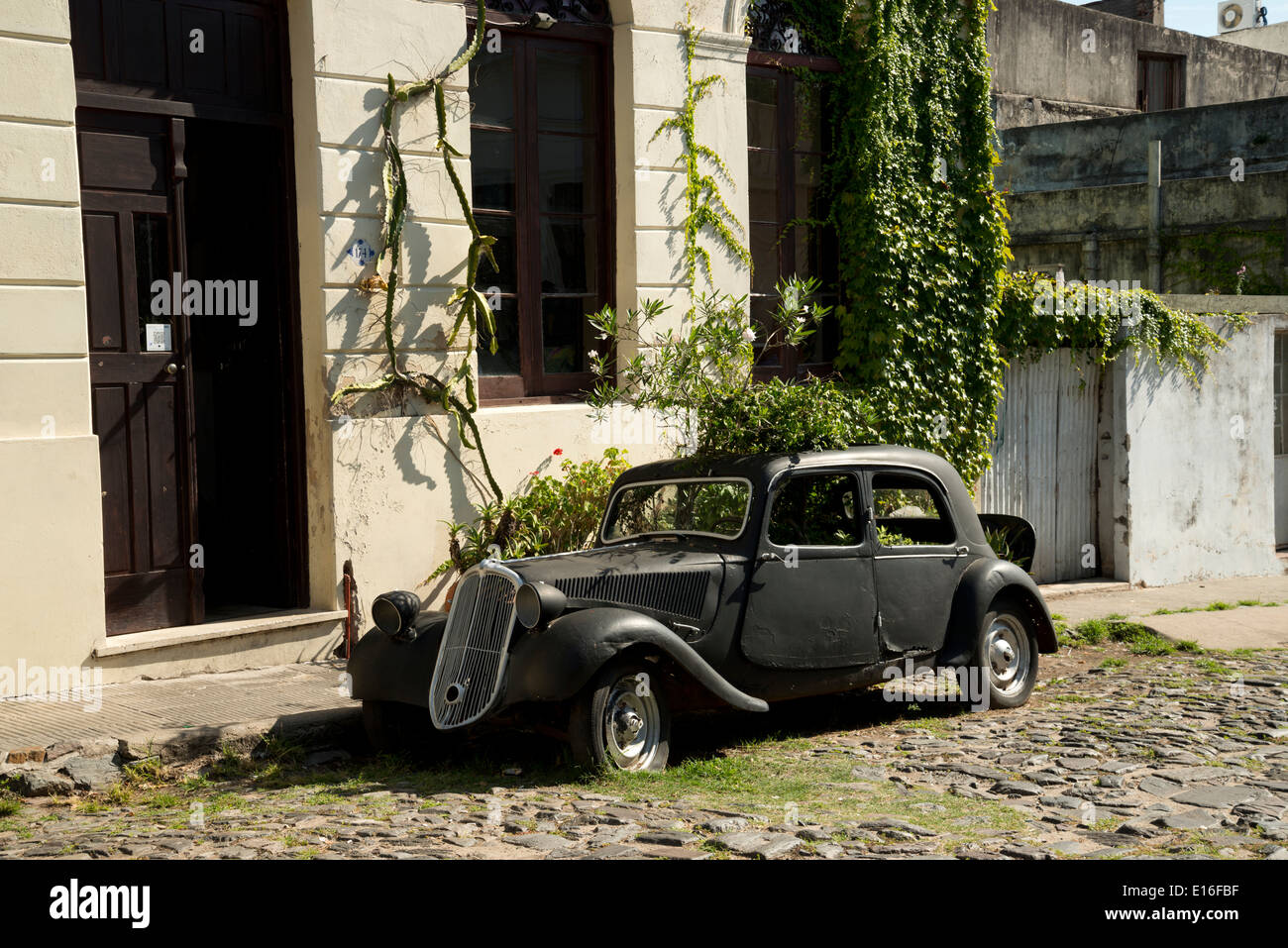 Alte Autos in Colonia del Sacramento, Uruguay Stockfoto