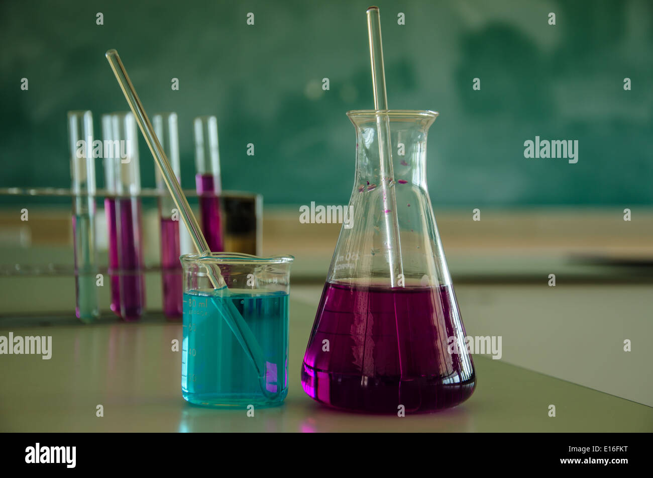 bunte Flüssigkeit im Reagenzglas im Labor Stockfoto