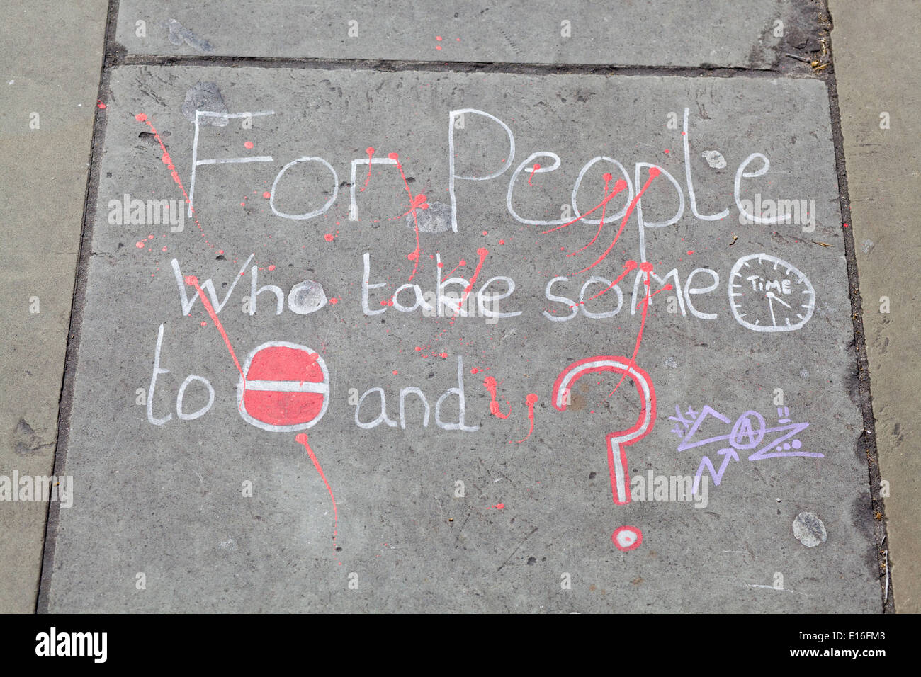 "Für Menschen, die einige Zeit zu stoppen und in Frage zu stellen" schriftliche Nachricht in Kreide auf Bürgersteig Stockfoto