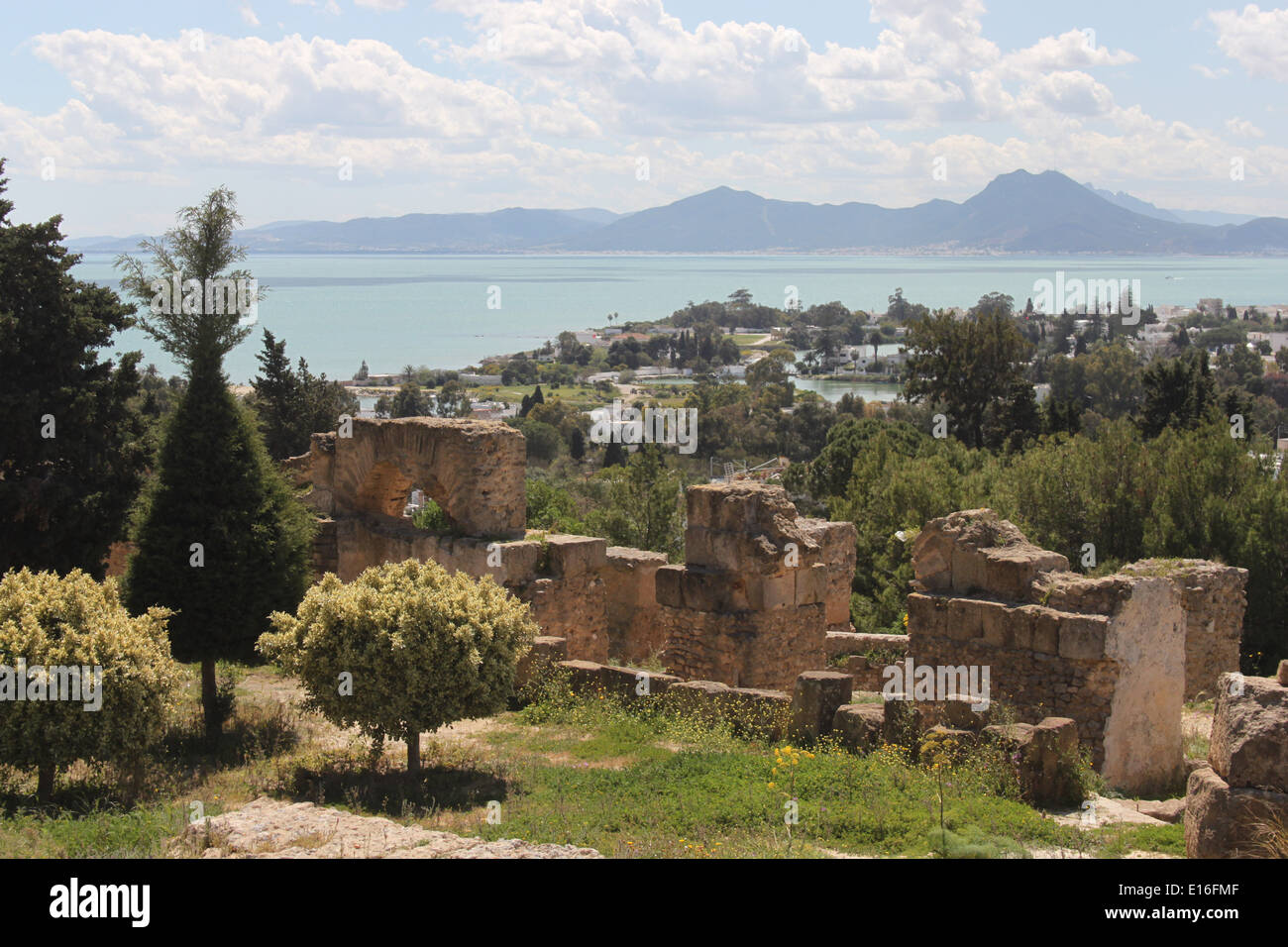 Blick über die Ruinen von Karthago in die Bucht. Die zwei Marine Ports sind nur sichtbar durch die Bäume im Mittelgrund. Stockfoto