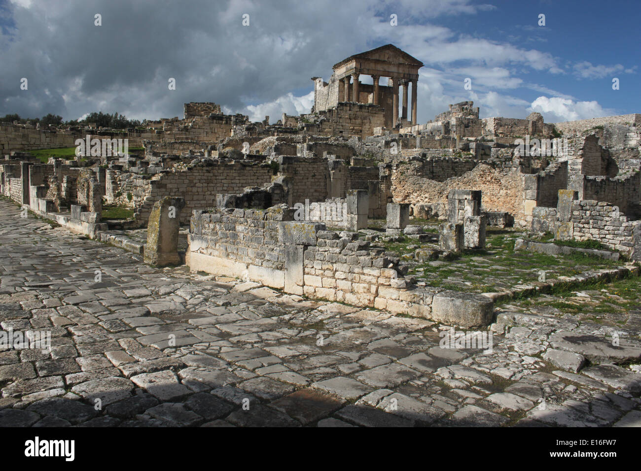 Blick auf die römische Stadt Dougga, überragt vom Kapitol-Gebäudes. Dougga ist eines der am besten erhaltenen Städte des römischen Afrika Stockfoto