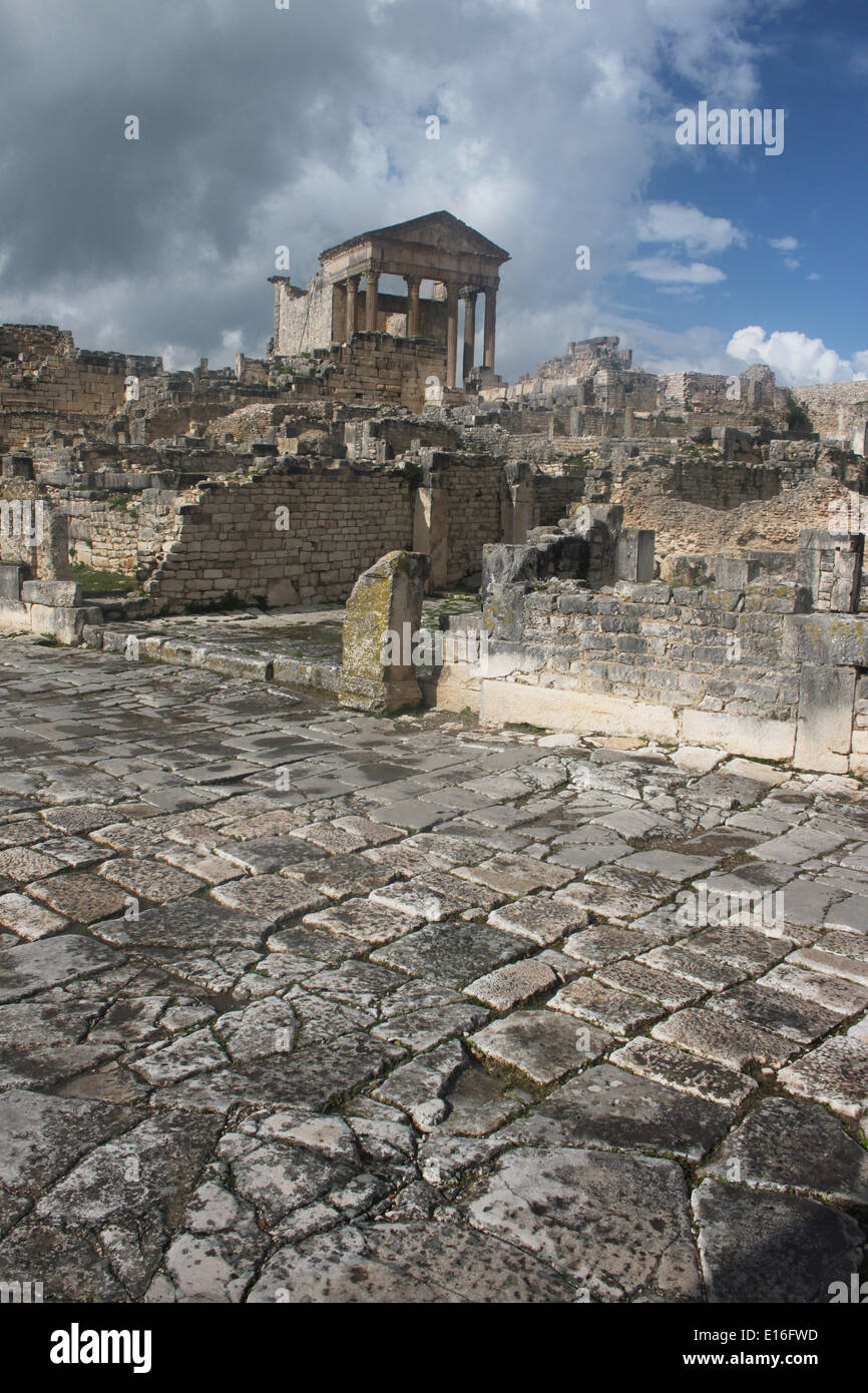 Blick auf die römische Stadt Dougga, überragt vom Kapitol-Gebäudes. Dougga ist eines der am besten erhaltenen Städte des römischen Afrika Stockfoto