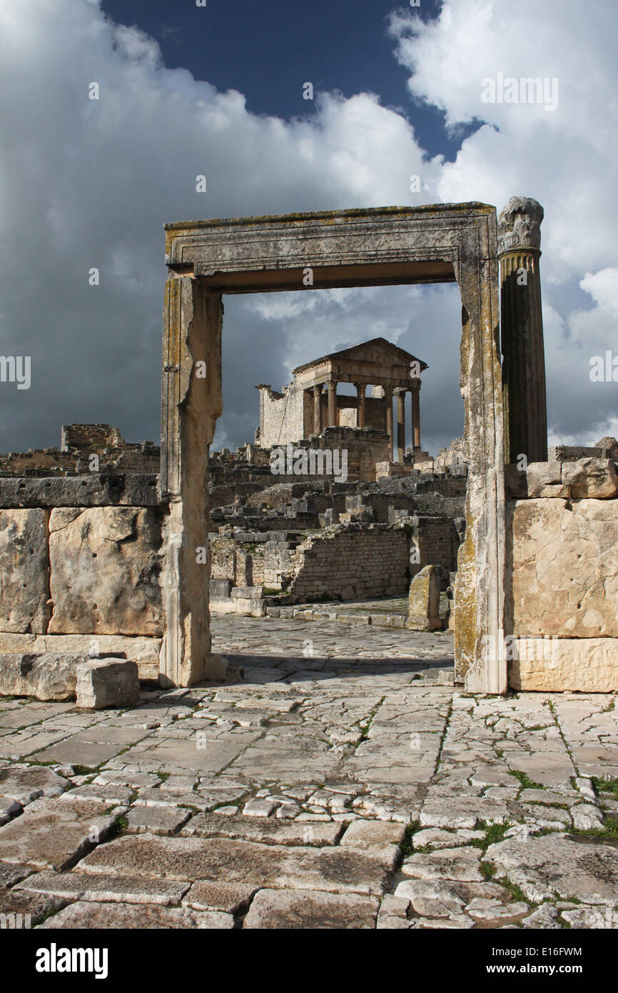 Blick auf die römische Stätte von Dougga mit dem Capitol in der Tür des Dar el-Achab gerahmt Stockfoto