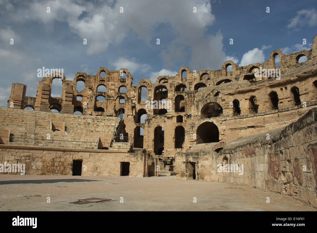 Innenansicht des römischen Amphitheaters in El Djem in Tunesien. Erbaut ca. 238AD, ist es fast so groß wie das Kolosseum in Rom. Stockfoto