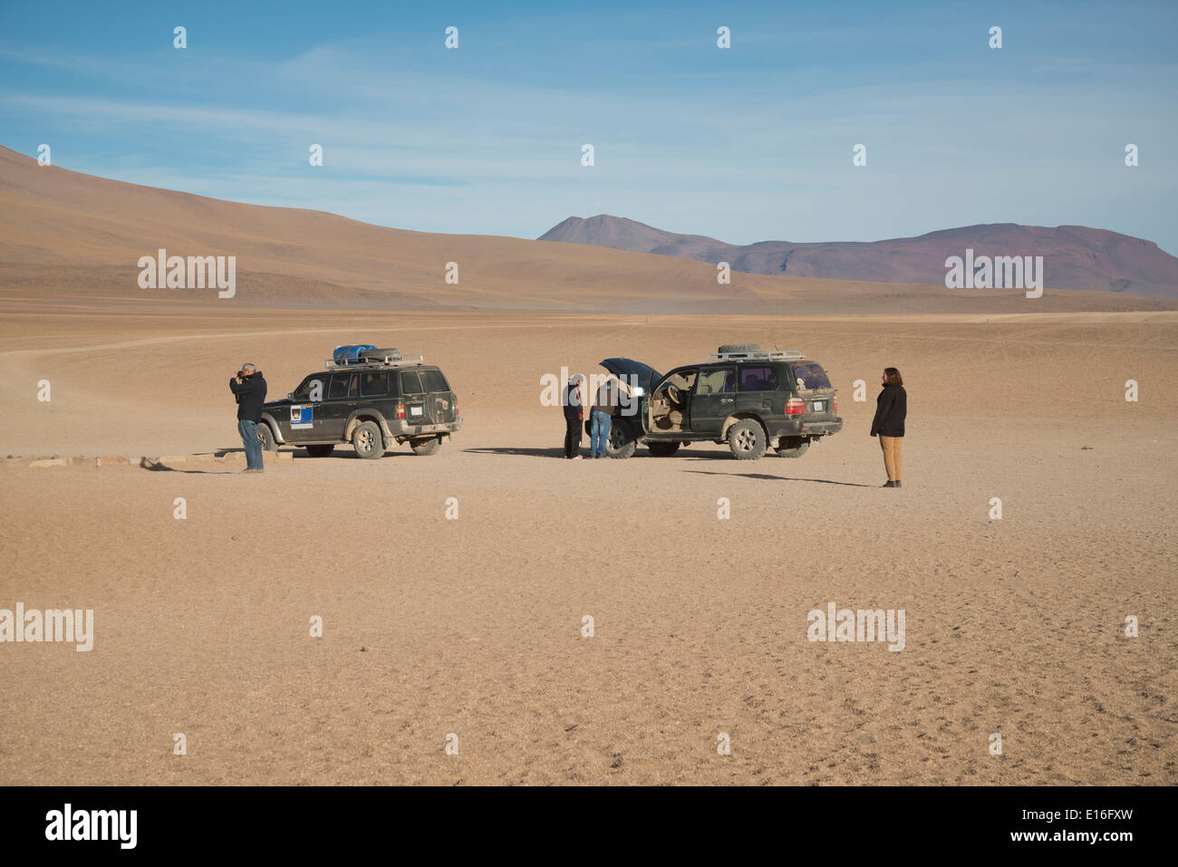 Touristen in südlichen bolivianischen Wüste mit 4 x 4 Fahrzeuge Stockfoto