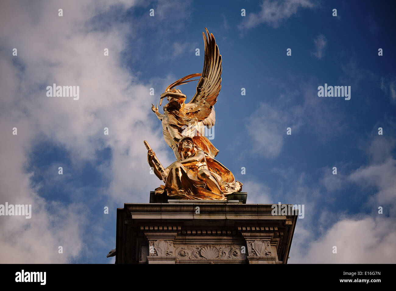 London, UK. 18. April 2014. Das Victoria Memorial außerhalb der Buckingham Palace © Giannis Papanikos/NurPhoto/ZUMAPRESS.com/Alamy Live-Nachrichten Stockfoto