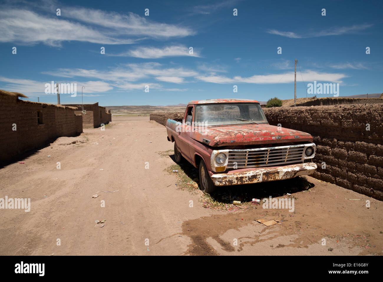 verfallenen alten Ford Pickup-Truck, rosten in einem bolivianischen Altiplano-Dorf. Stockfoto